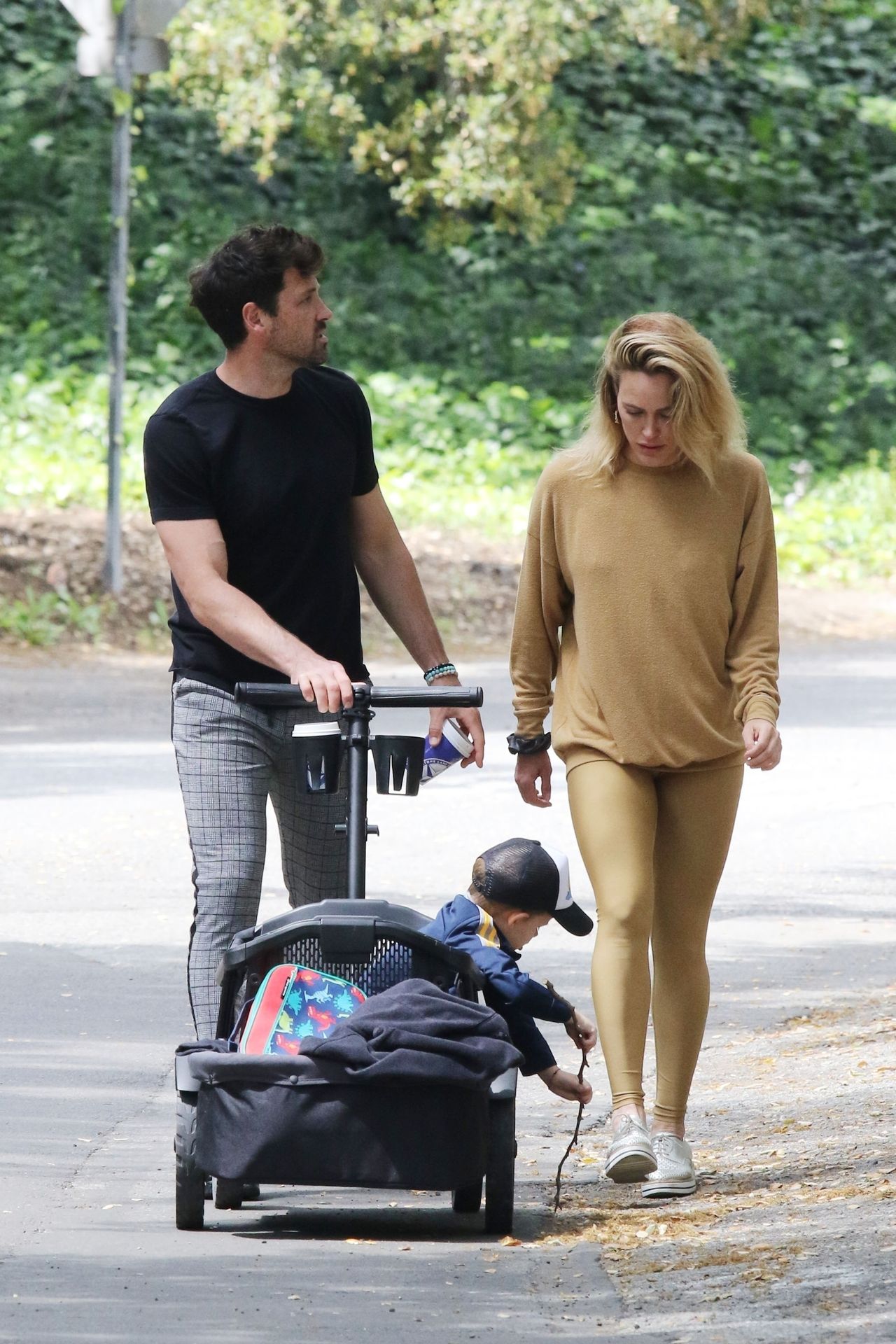 Maksim Chmerkovskiy & Peta Murgatroyd Show Some Pda 0016