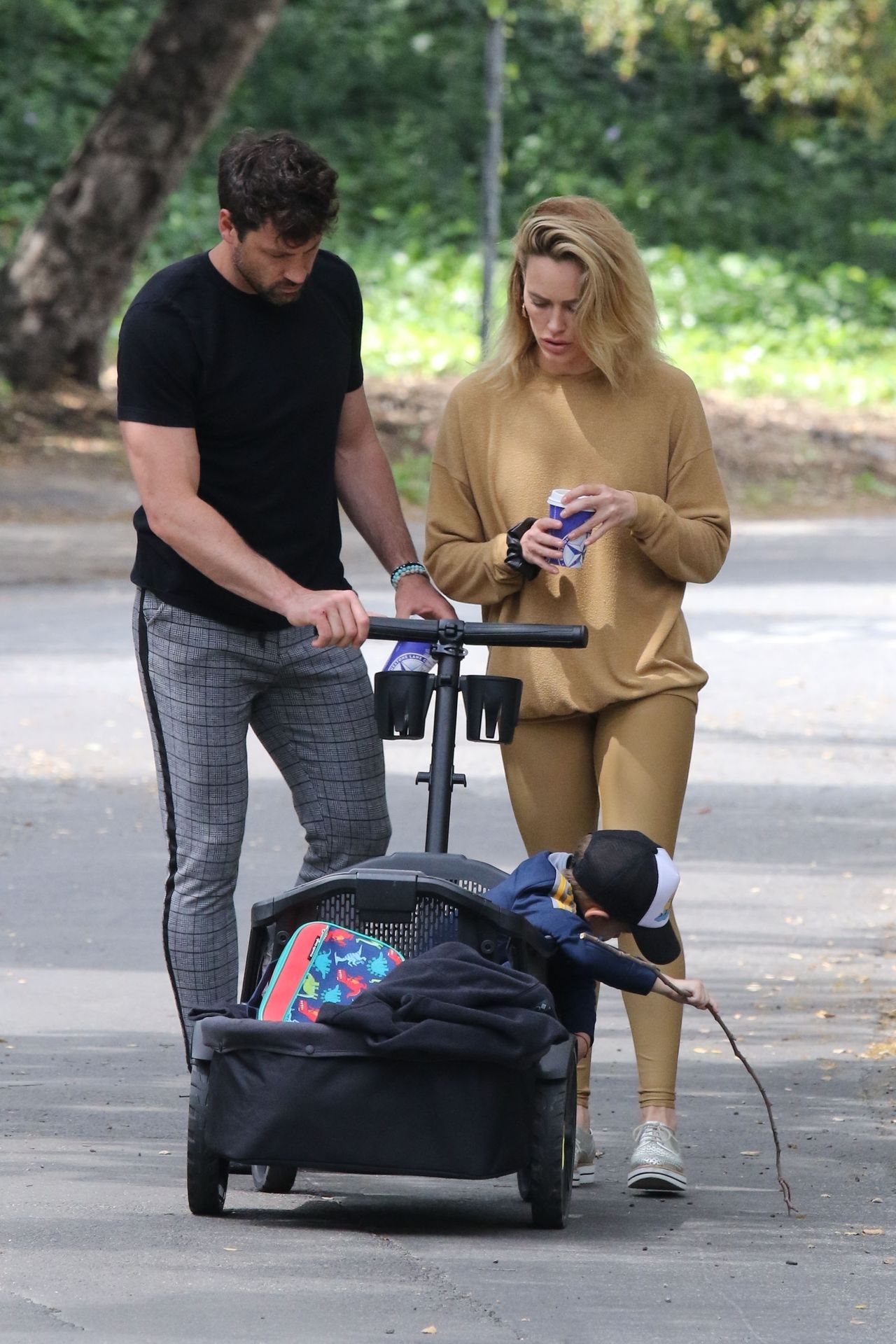 Maksim Chmerkovskiy & Peta Murgatroyd Show Some Pda 0017