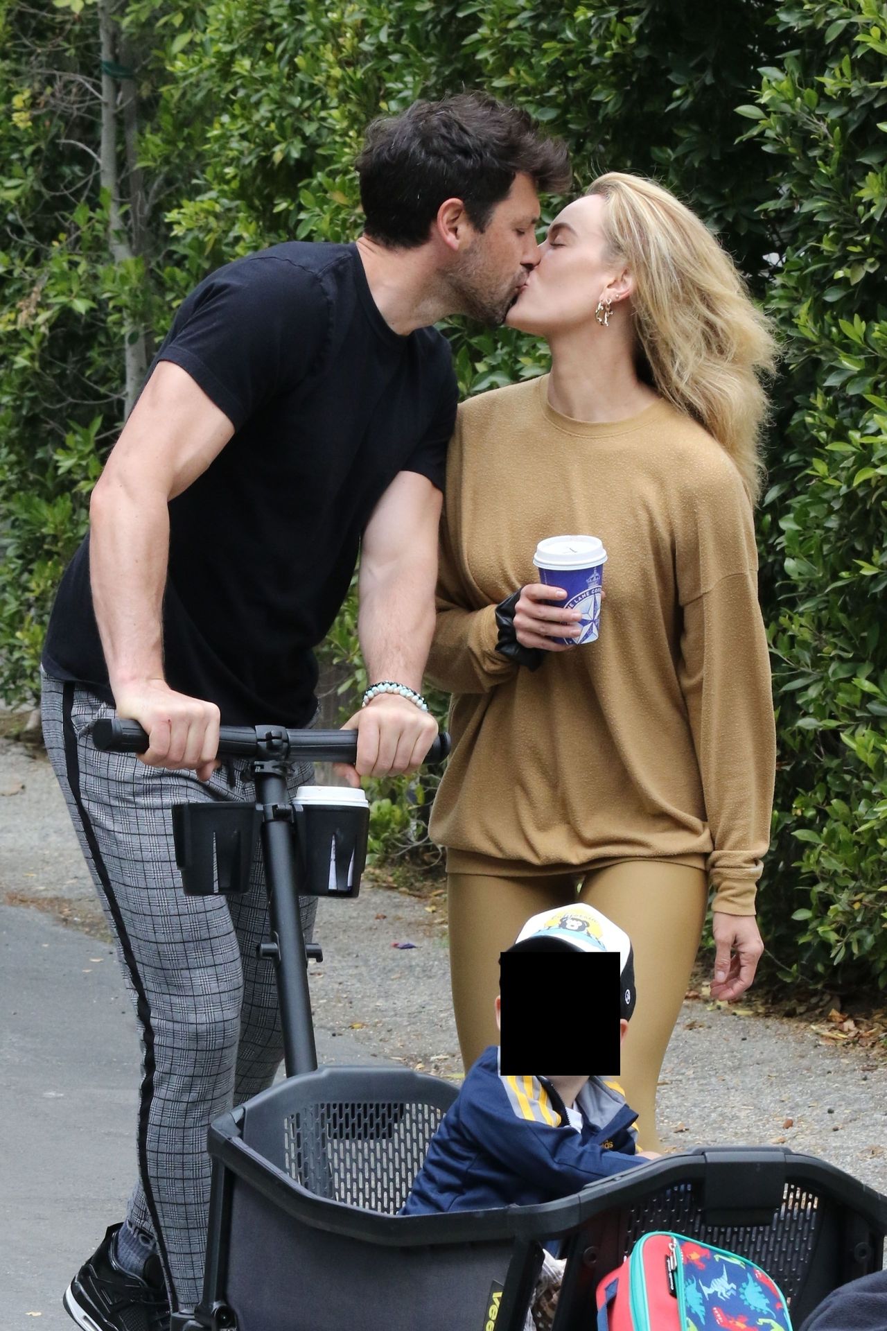 Maksim Chmerkovskiy & Peta Murgatroyd Show Some Pda 0023