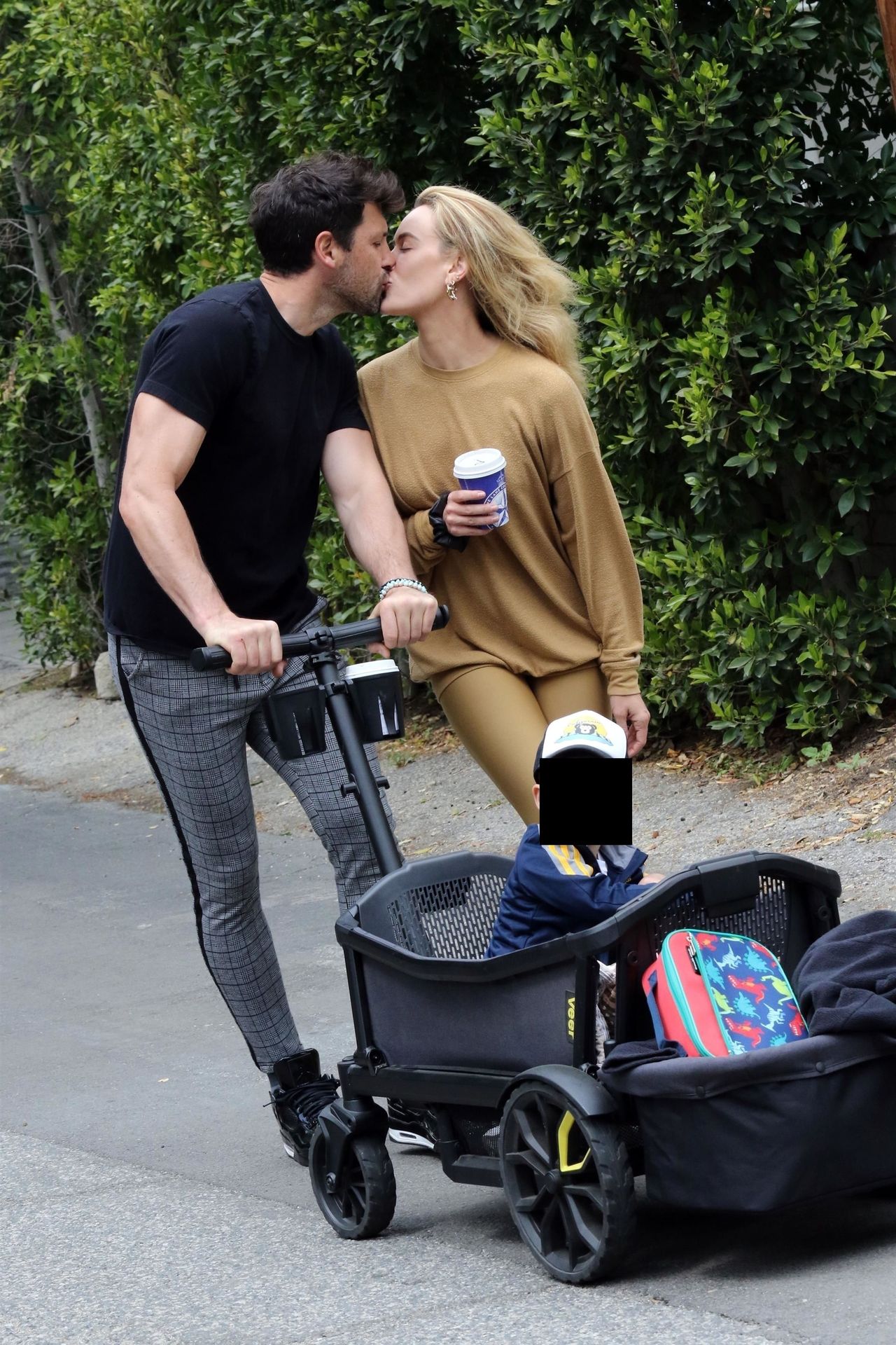 Maksim Chmerkovskiy & Peta Murgatroyd Show Some Pda 0024