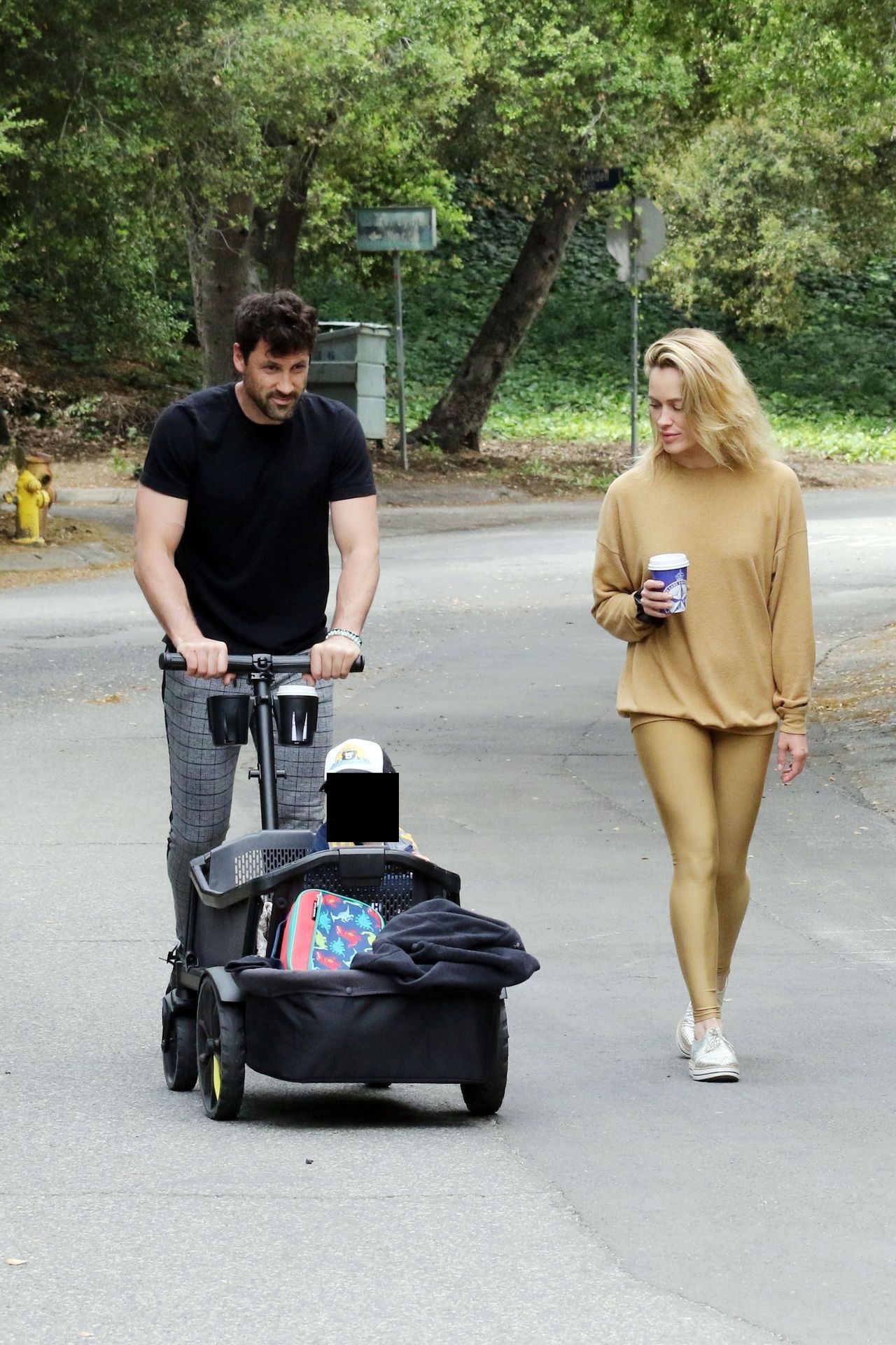 Maksim Chmerkovskiy & Peta Murgatroyd Show Some Pda 0026