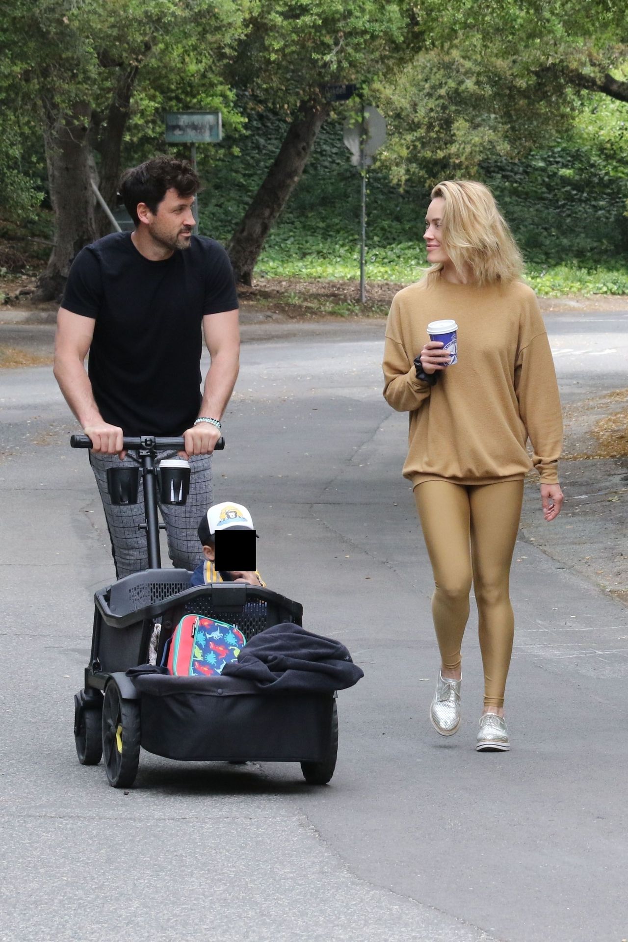 Maksim Chmerkovskiy & Peta Murgatroyd Show Some Pda 0027