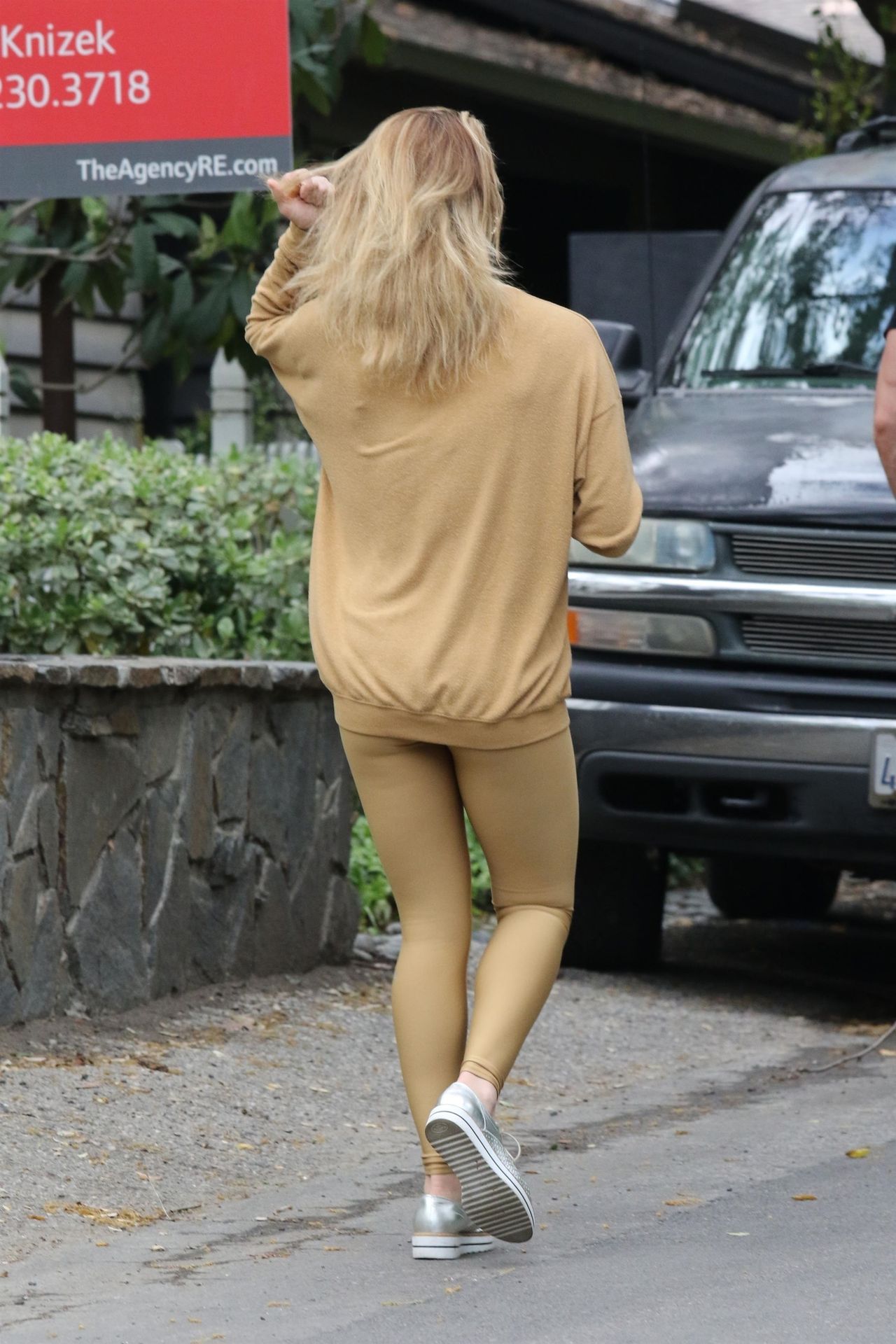 Maksim Chmerkovskiy & Peta Murgatroyd Show Some Pda 0028