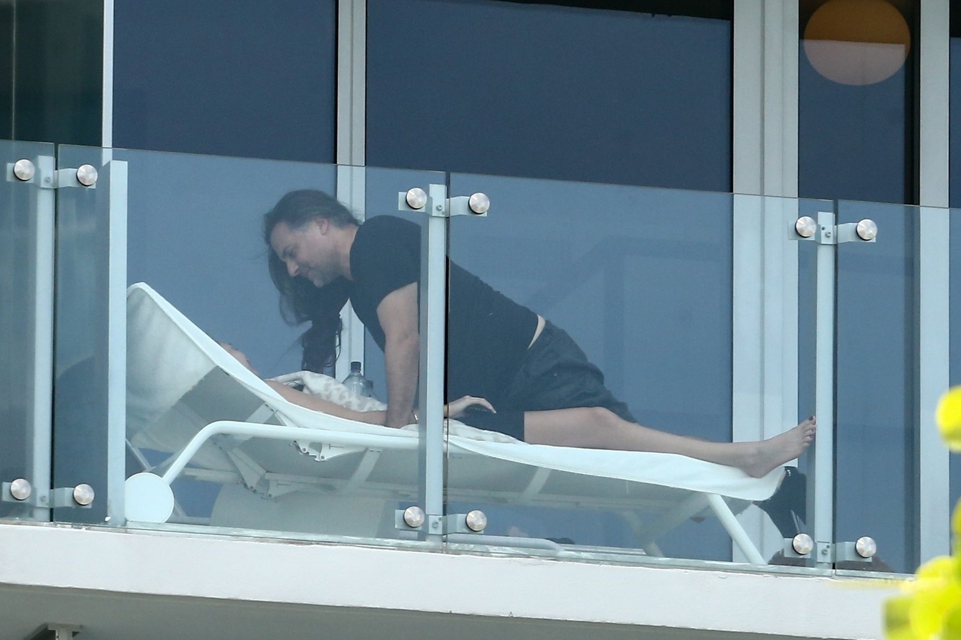 Roosmarijn De Kok & Jamison Ernest Pack Keep It Fun On Their Balcony 0008