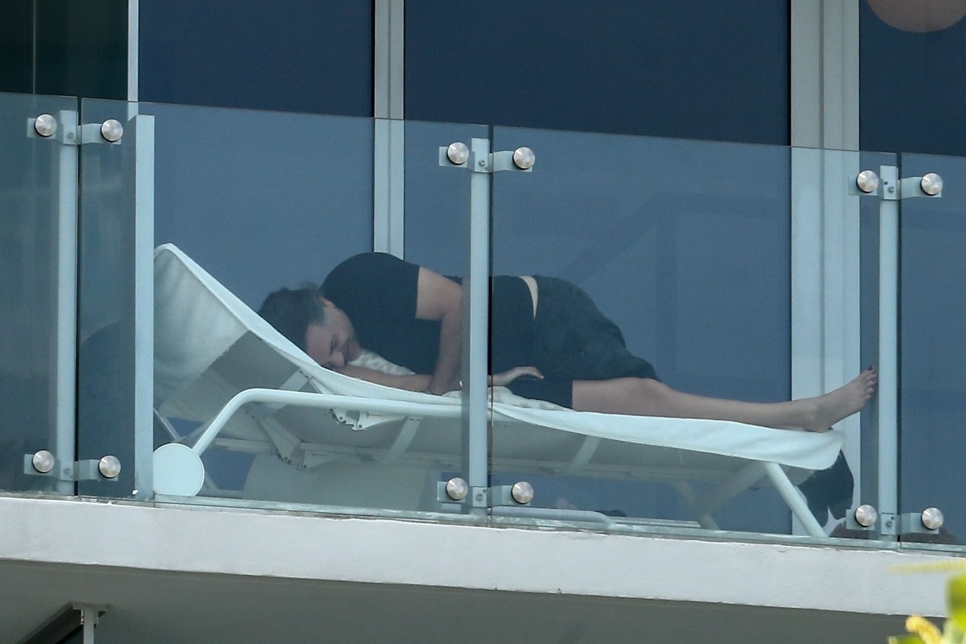 Roosmarijn De Kok & Jamison Ernest Pack Keep It Fun On Their Balcony 0009