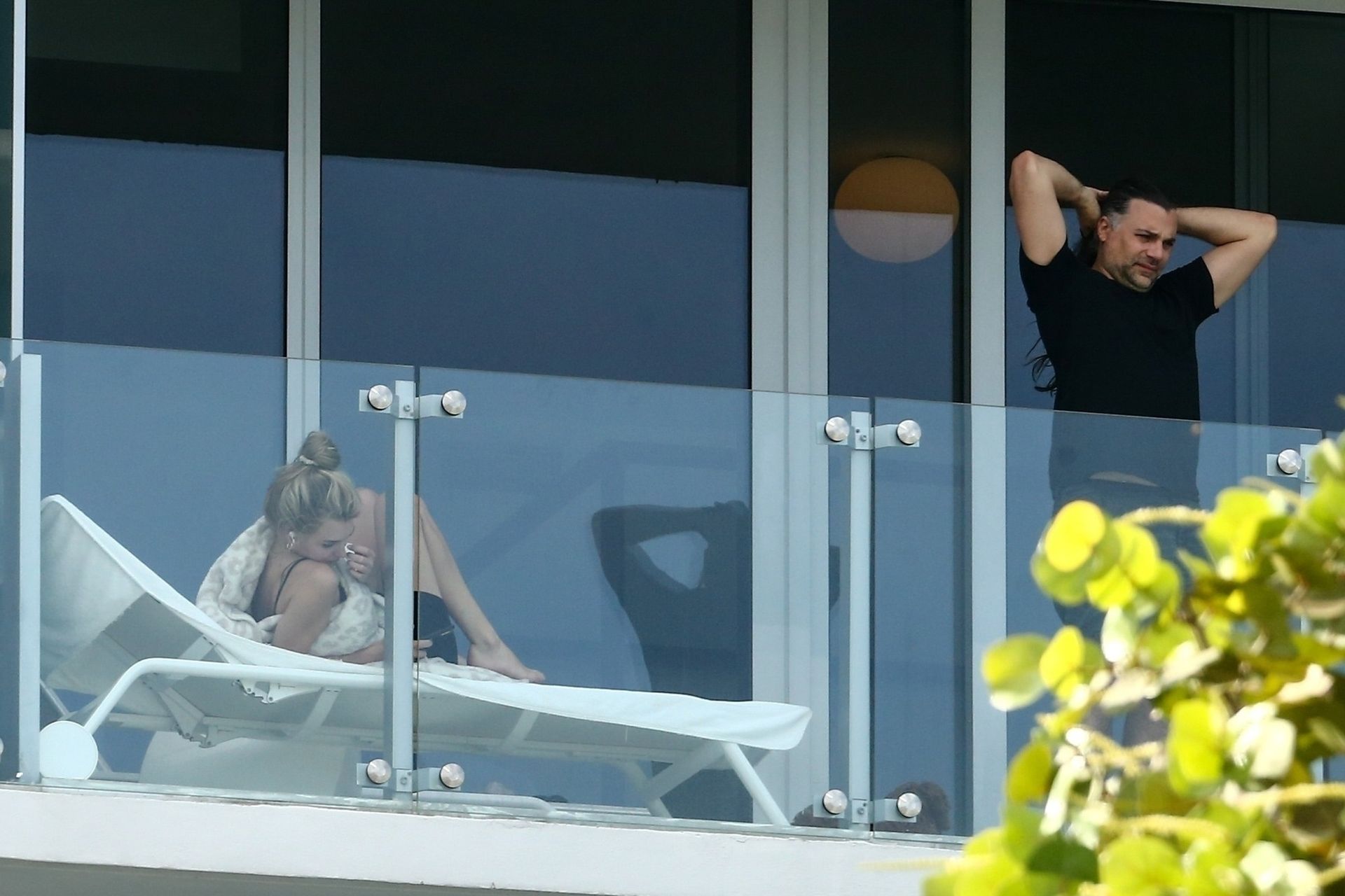 Roosmarijn De Kok & Jamison Ernest Pack Keep It Fun On Their Balcony 0010