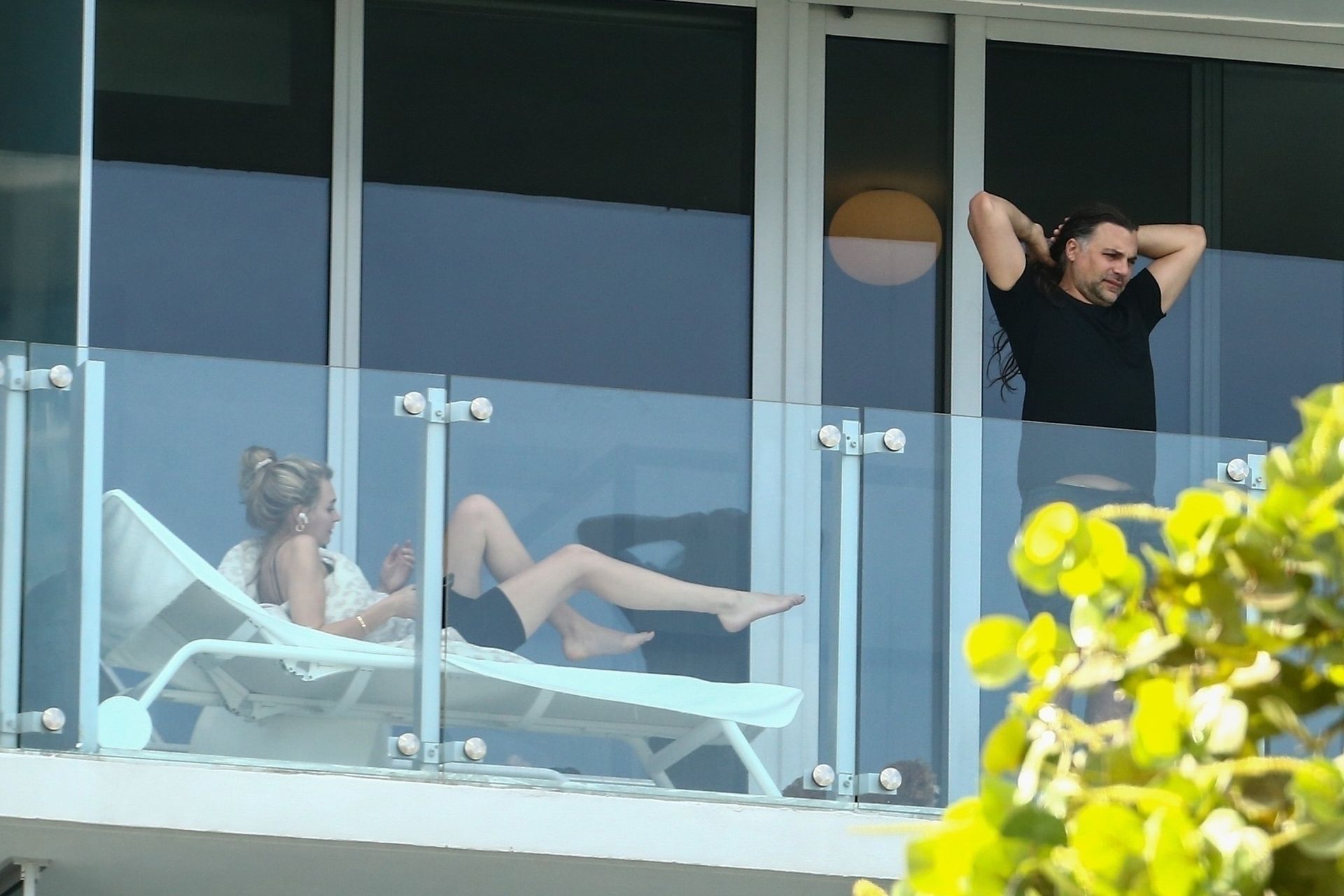 Roosmarijn De Kok & Jamison Ernest Pack Keep It Fun On Their Balcony 0011