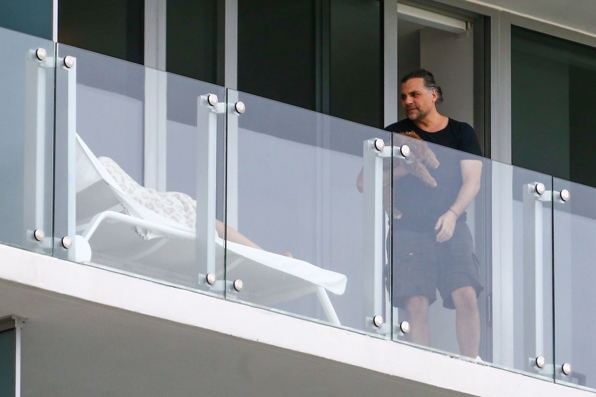 Roosmarijn De Kok & Jamison Ernest Pack Keep It Fun On Their Balcony 0016