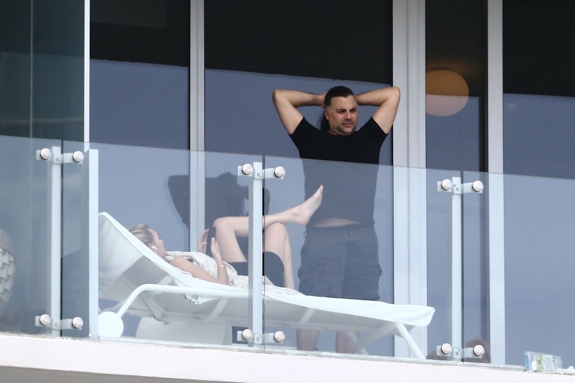 Roosmarijn De Kok & Jamison Ernest Pack Keep It Fun On Their Balcony 0018