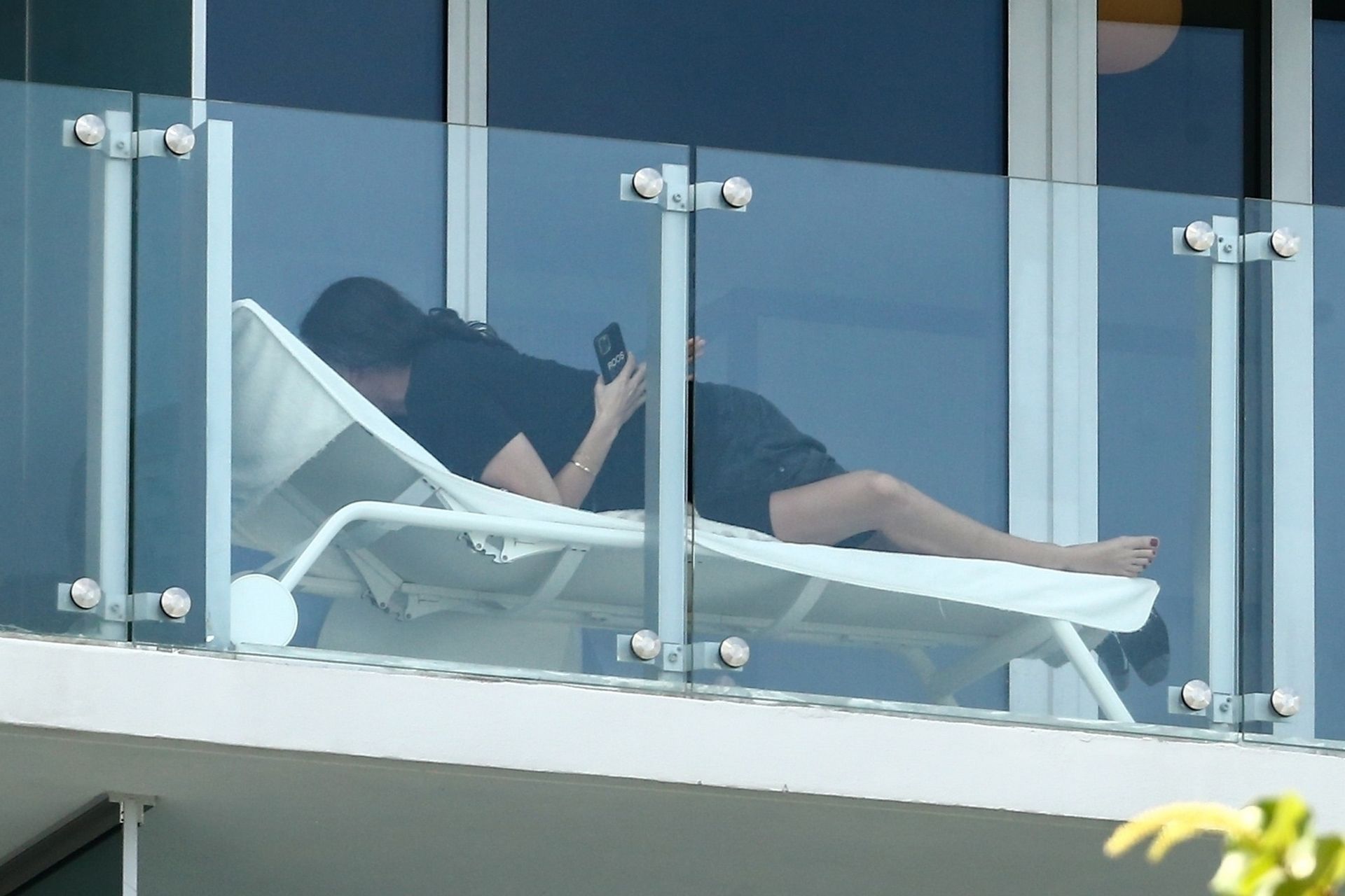 Roosmarijn De Kok & Jamison Ernest Pack Keep It Fun On Their Balcony 0020