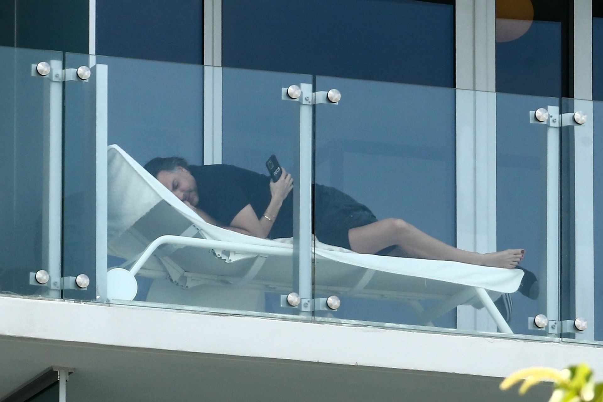 Roosmarijn De Kok & Jamison Ernest Pack Keep It Fun On Their Balcony 0021