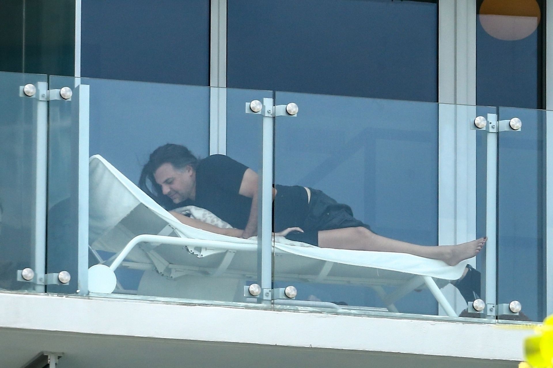 Roosmarijn De Kok & Jamison Ernest Pack Keep It Fun On Their Balcony 0022