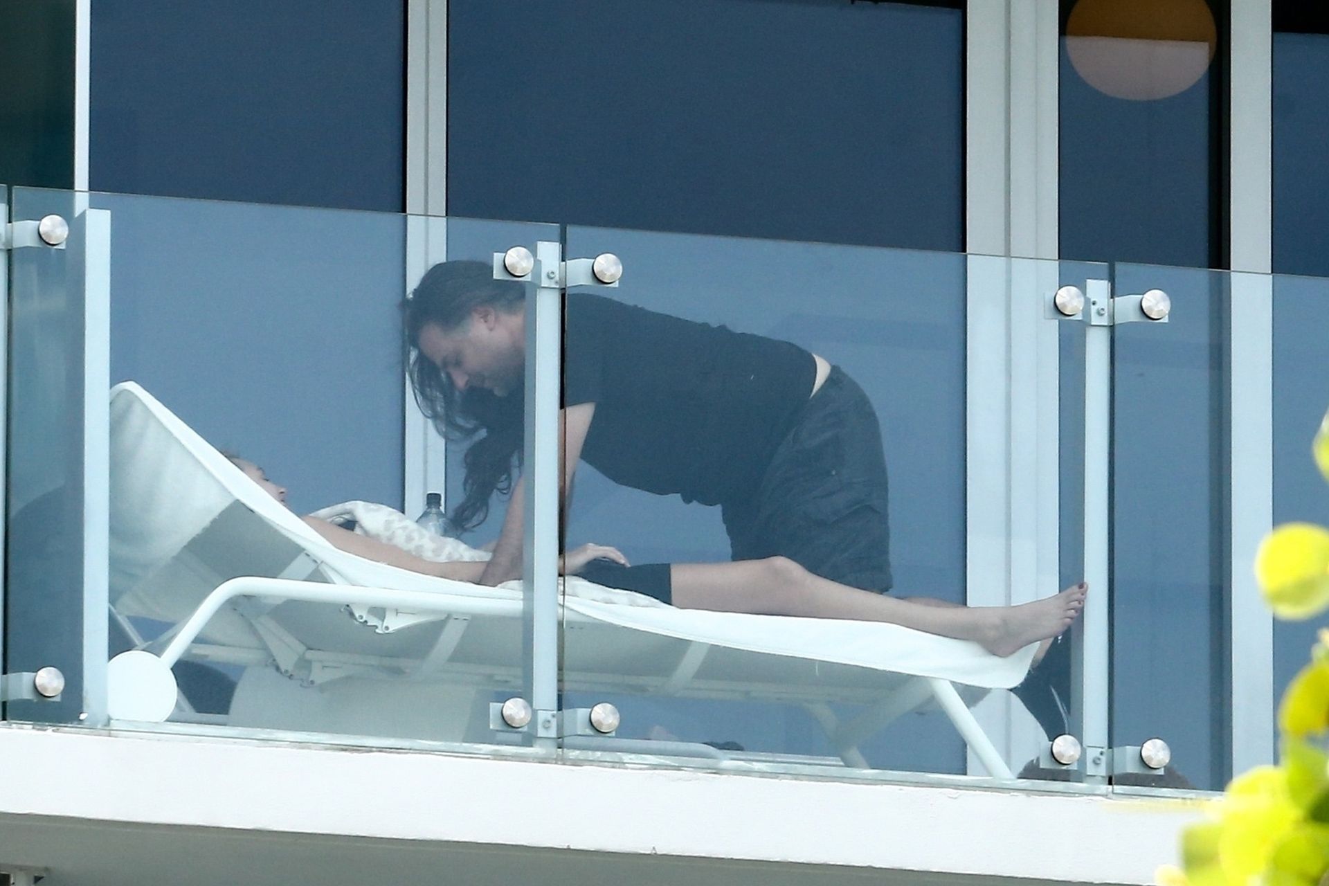 Roosmarijn De Kok & Jamison Ernest Pack Keep It Fun On Their Balcony 0026