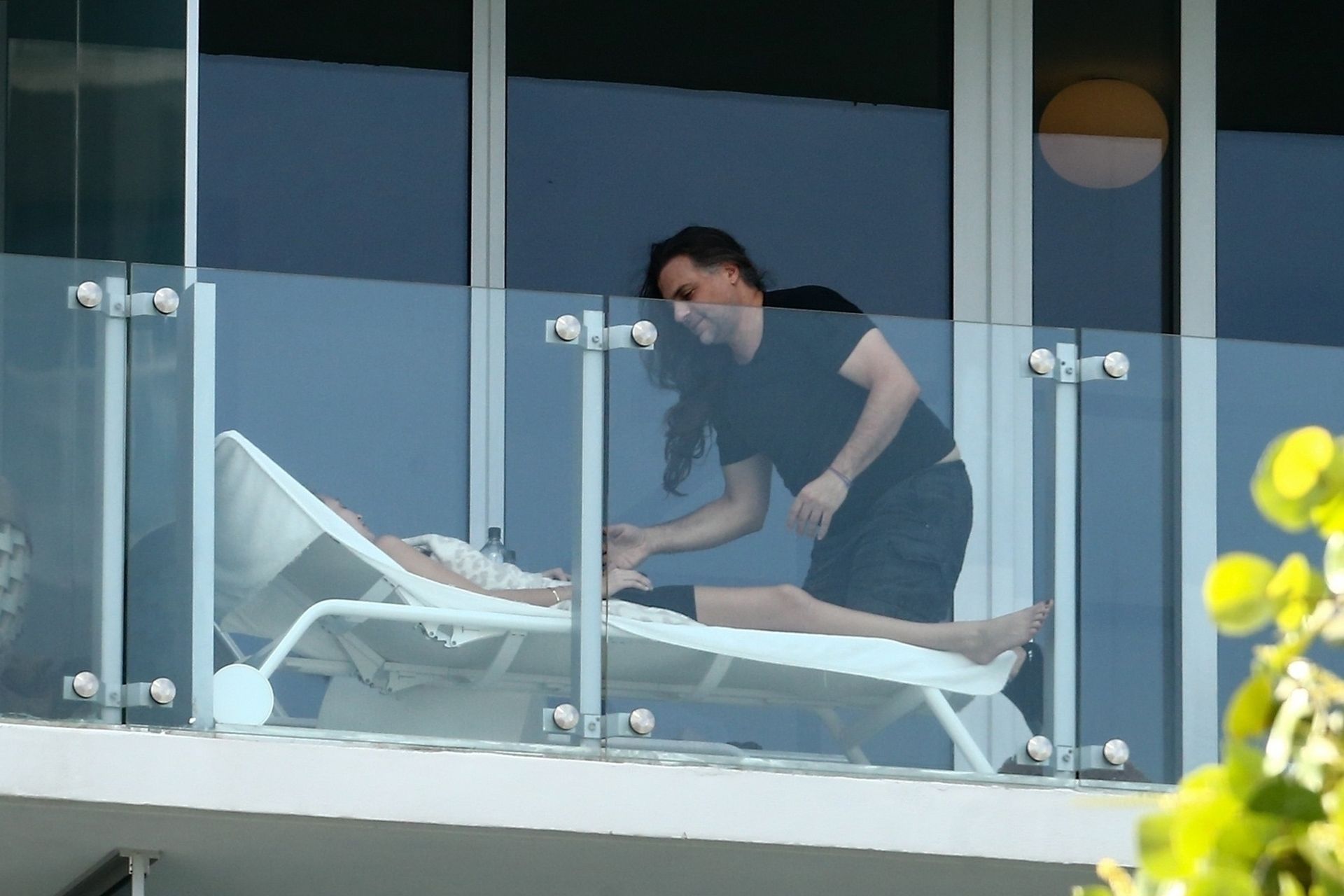 Roosmarijn De Kok & Jamison Ernest Pack Keep It Fun On Their Balcony 0027