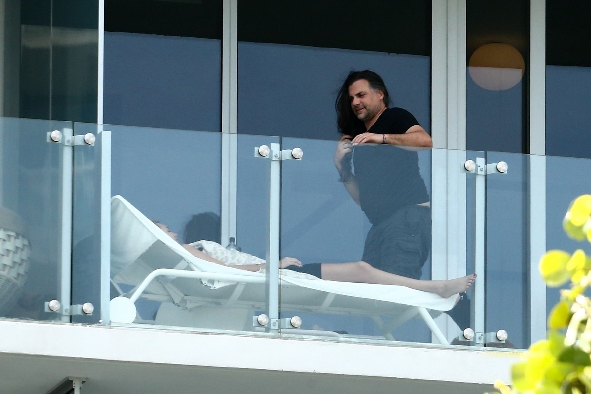 Roosmarijn De Kok & Jamison Ernest Pack Keep It Fun On Their Balcony 0028