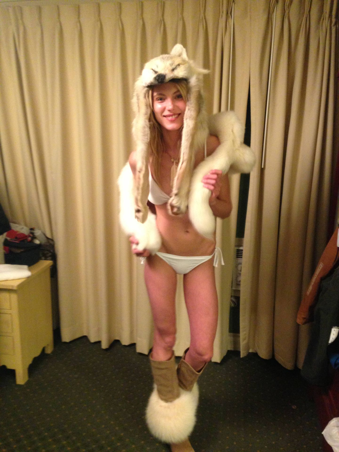 Allegra Carpenter Nude & Sexy 0012