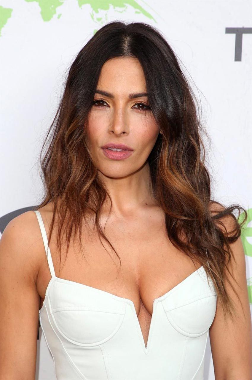 0419194836656 083 16 Sarah Shahi Cleavage Sexy Thefappeningb