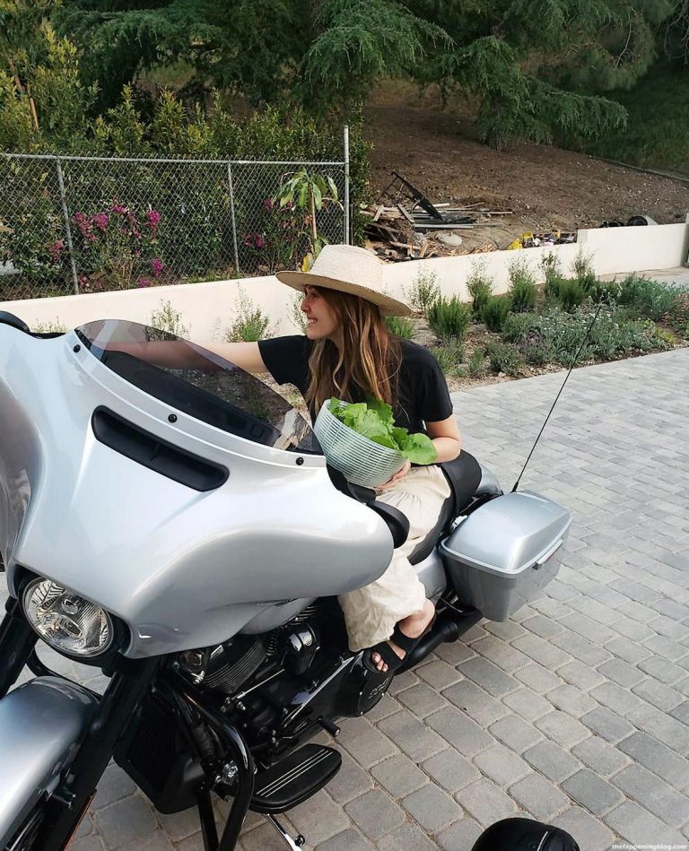 Elizabeth Olsen (46)