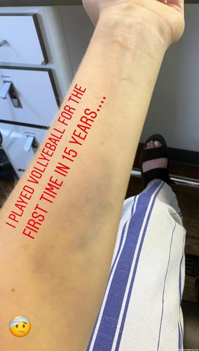 Elizabeth Olsen (48)