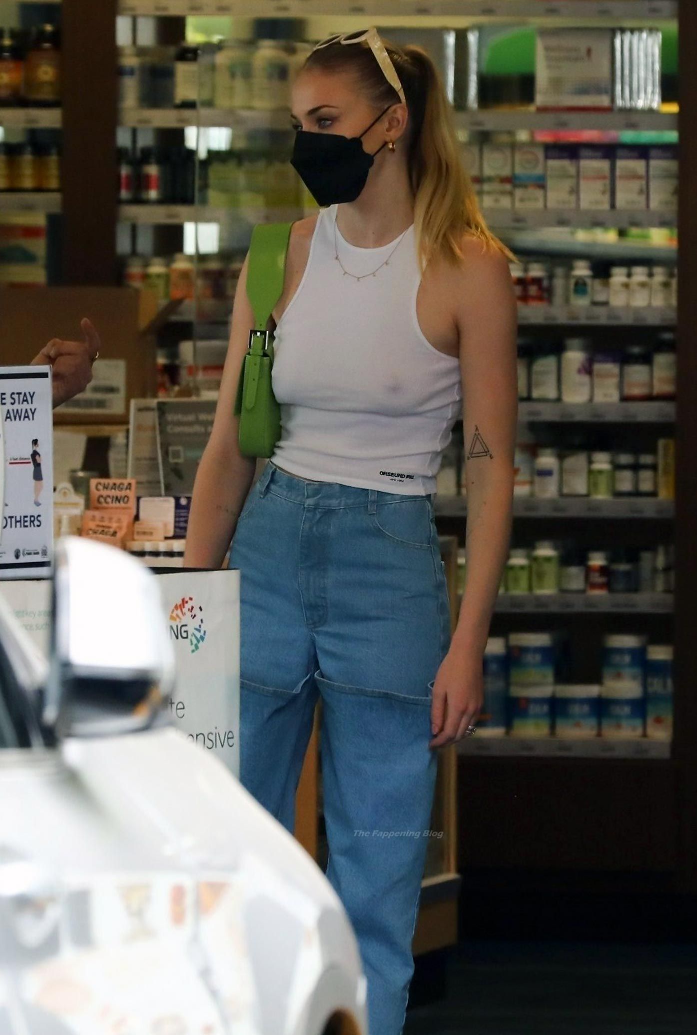 Sophie Turner Nude & Sexy 0200