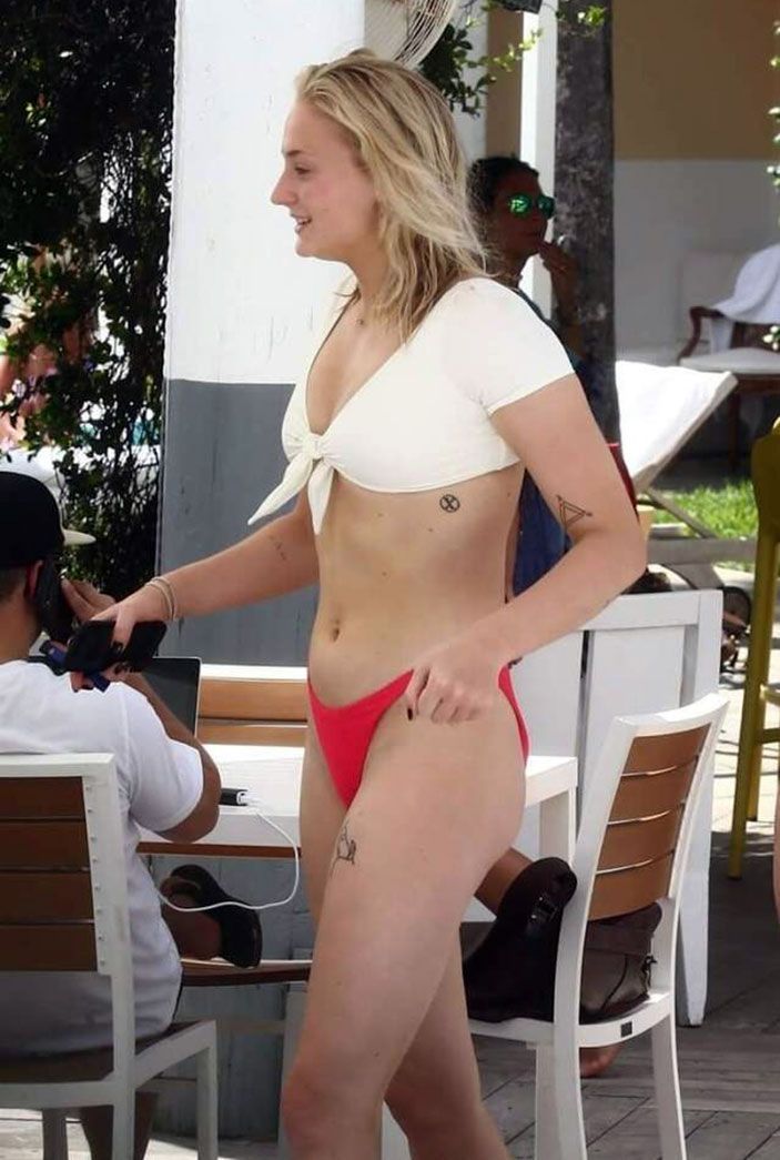 Sophie Turner Nude & Sexy 0231