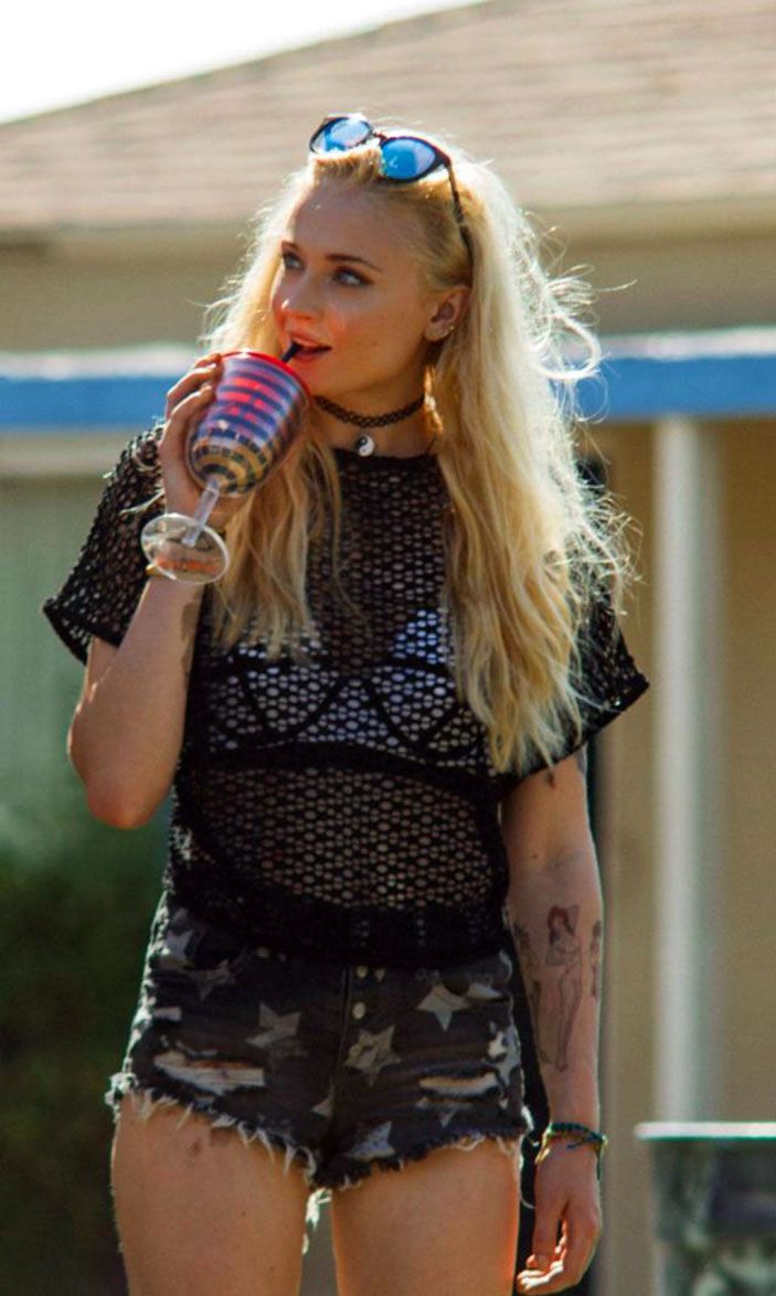 Sophie Turner Nude & Sexy 0325