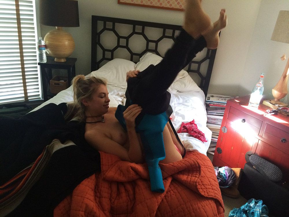 Stella Maxwell Nude Leaked Naked (25)