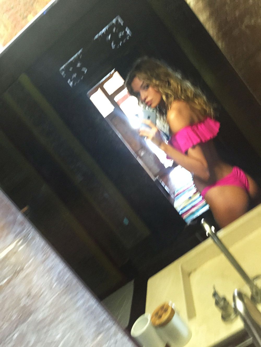 Stella Maxwell Nude Leaked Naked (32)